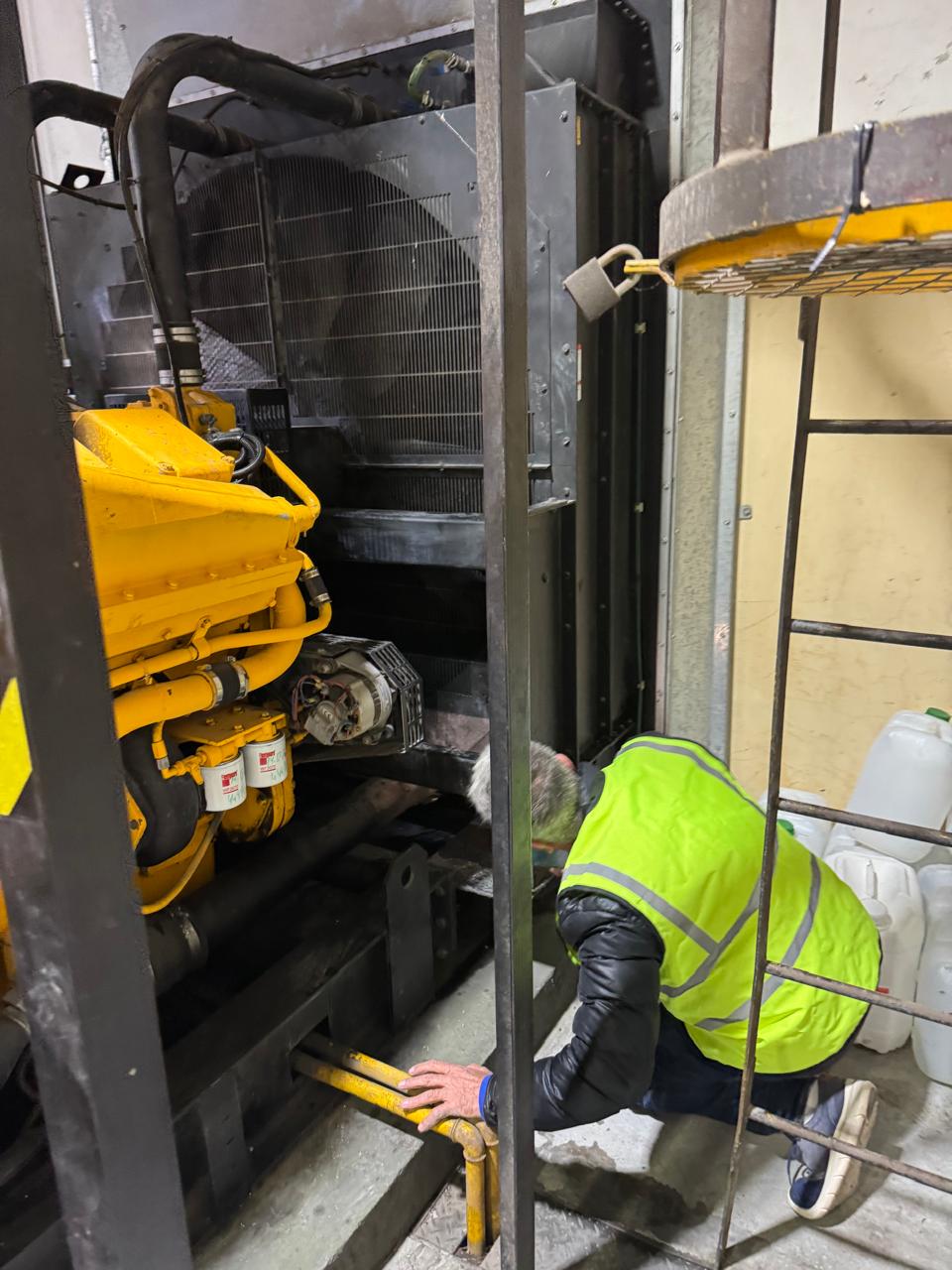 Técnico instalando Pehuen en CAT